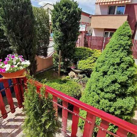 Dom Pod Tujami Couette-café 3*