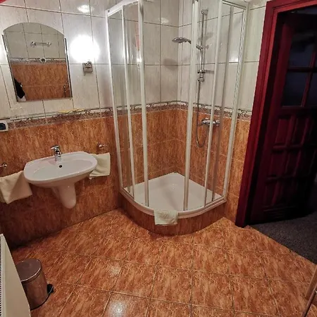 Dom Pod Tujami Couette-café 3*